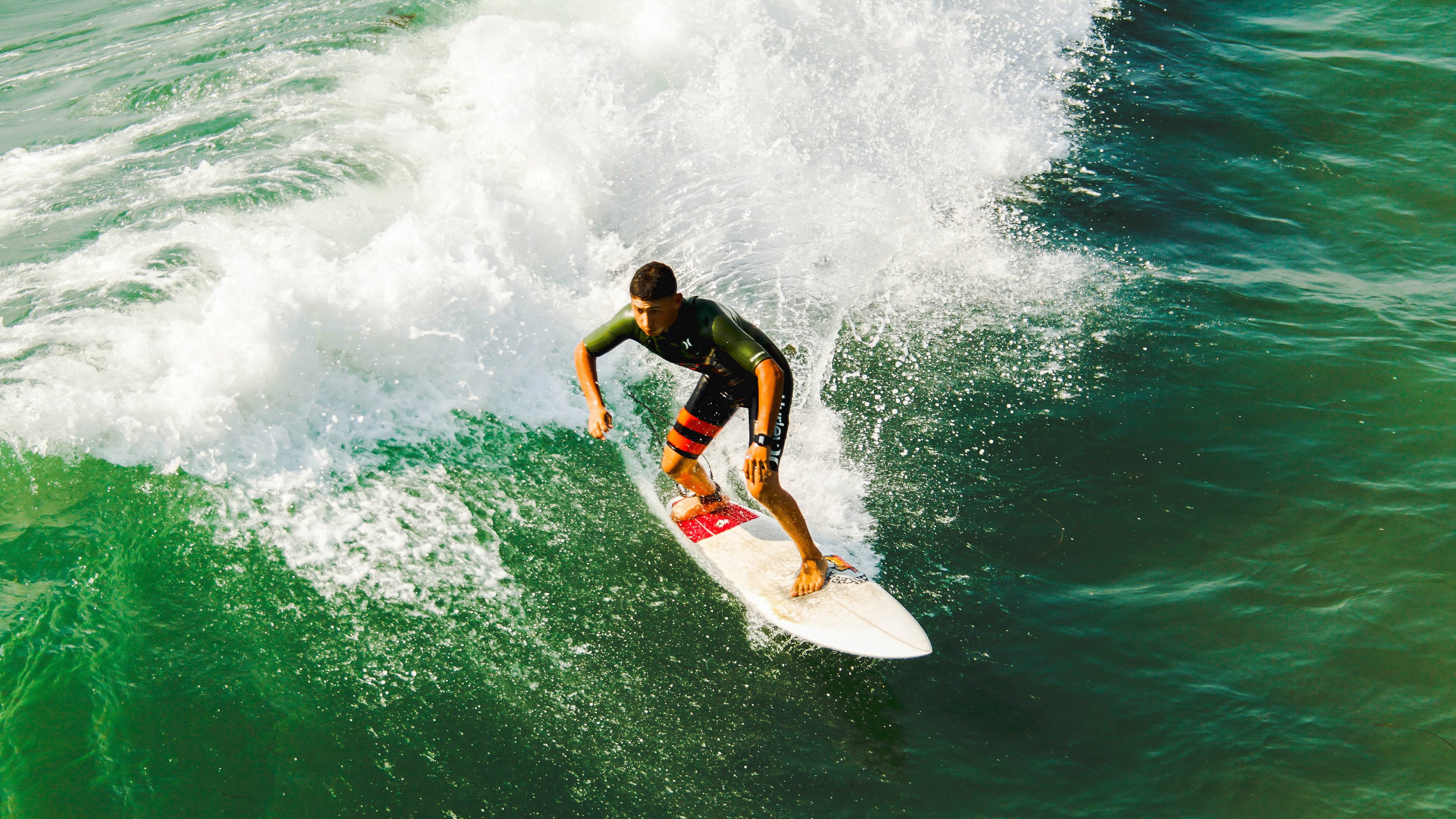 开云真人-泰拳冠军赛气氛火爆，选手拼尽全力，泰拳比赛精彩视频